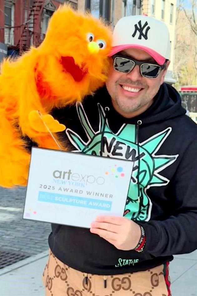 Alejandro Baruch con su reconocimiento de Artexpo.