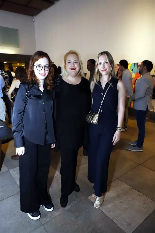 Andrea Athanasakis, Eldy Carlos de Athanasakis y Sophia Athanasakis
