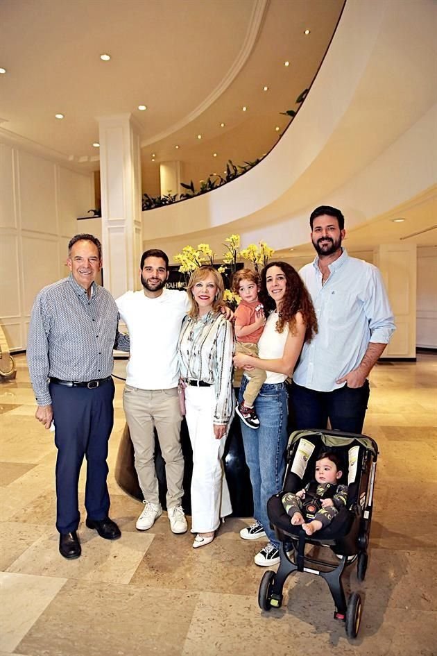 Juan Guadalupe Marcos, Rodrigo Marcos, Patricia Rodríguez de Marcos, José Eduardo Willis Marcos, Cristina Marcos de Willis, Eduardo Willis y Gonzalo Willis Marcos