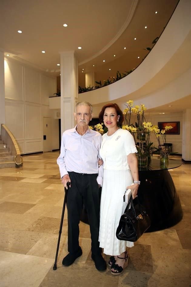 Enrique Gerardo Garza Quintanilla y Rosa Elva Silva de Garza