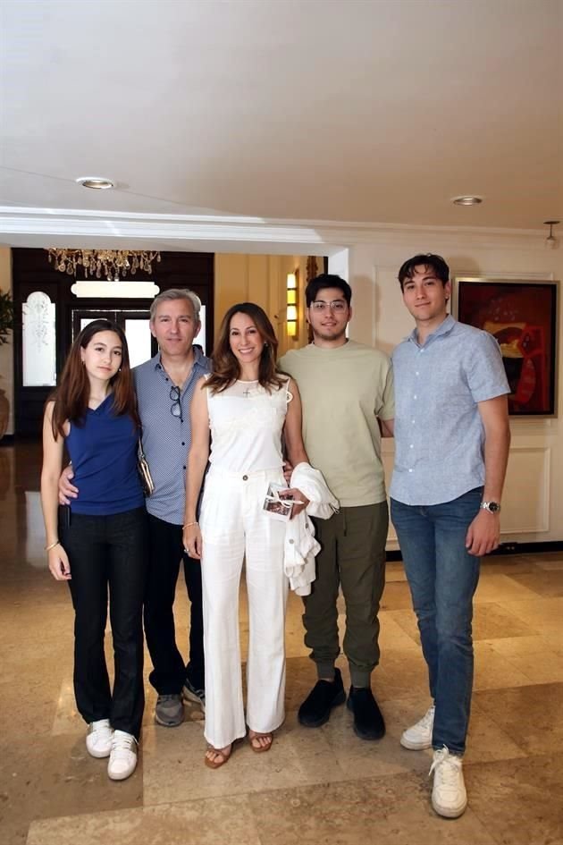 Carola Lozano, Mauricio Lozano, Maricarmen Elizondo de Lozano, Mauricio Lozano y Darío Lozano