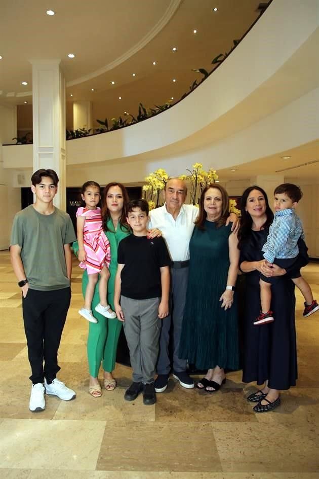 Federico Maldonado, Alana Castro, Brenda González, Jorge Maldonado, Jorge González. María Teresa Cavazos, Katya González y Rodrigo Castro