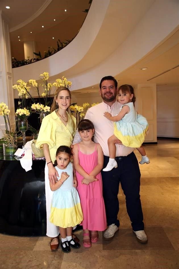 Cecilia Guzmán de Benavides, David Benavides, Eugenia Benavides Guzmán, Cecy Benavides Guzmán y Fernanda Benavides Guzmán