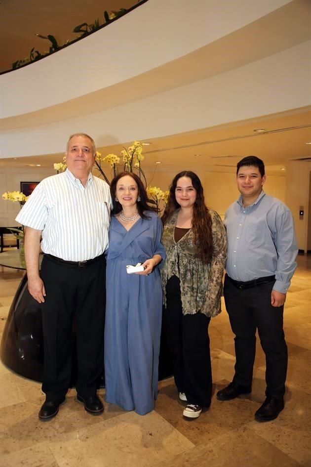 Sergio García, Bertha Alicia Lozano de García, Mariana García y Sergio García