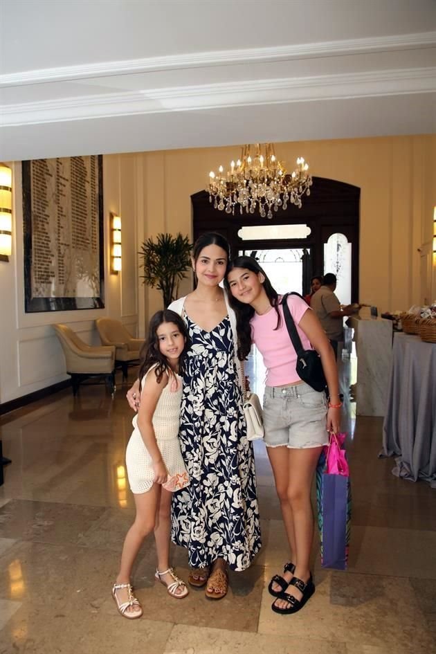 Raquel Elizondo Martínez, Brenda Martínez de Elizondo y Loretta Elizondo Martínez