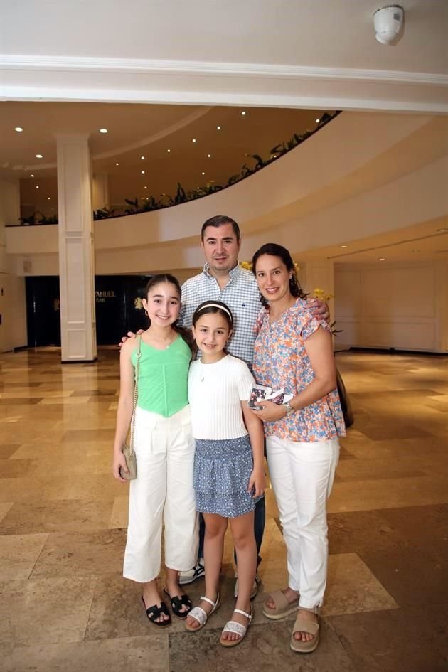 Federico Lankenau, Daniela Cepeda de Lankenau, Eugenia Lankenau y Catalina Lankenau