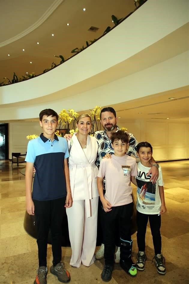 Jorge Garza, Minerva Reséndez, Jorge Garza, Eugenio Garza y Gabriel Garza