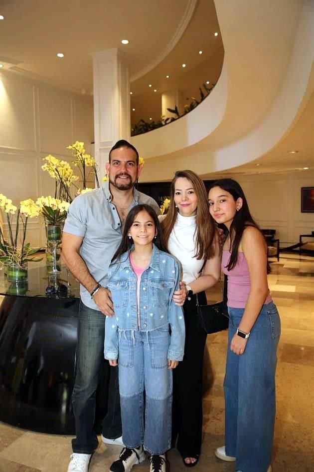 Mario Hernández, Cinthia Elizondo de Hernández, Denisse Hernández y Vanessa Hernández