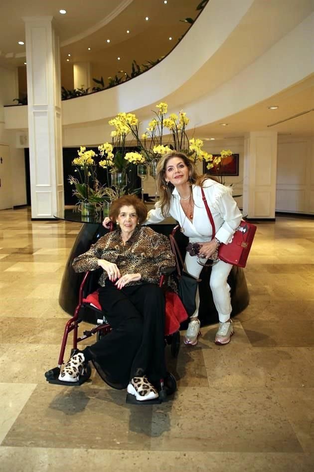 Anita Brunell y Érika González Brunell de Rodríguez