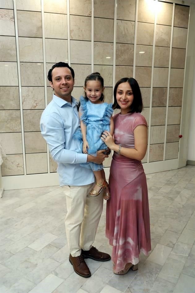 Iván Martínez, Dafne Martínez y Karla Leal de Martínez