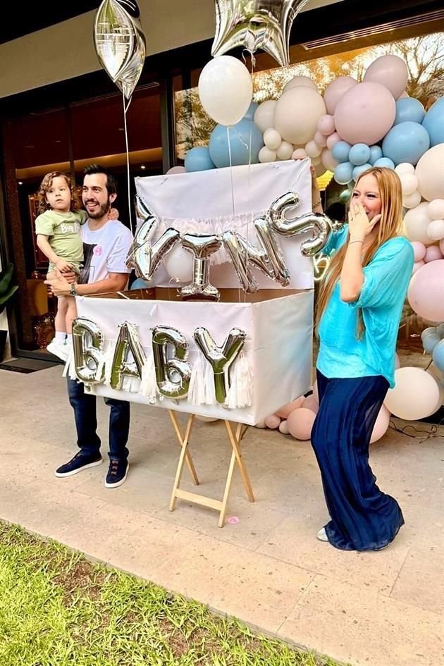 Mariana Villarreal de Sánchez y David Sánchez, junto a su hijo José David anuncian que en  octubre nacerán sus gemelas.
