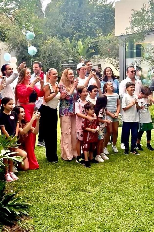 La reunión fue en casa de Maru Calderón, abuelita materna, a donde asistieron decenas de familiares.