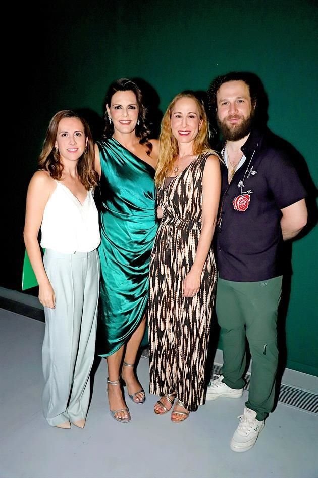 Claudia López de Villarreal, Rosa María Oliver de Blanco,<br>Jeannine Zambrano de Garay y Max Fernández