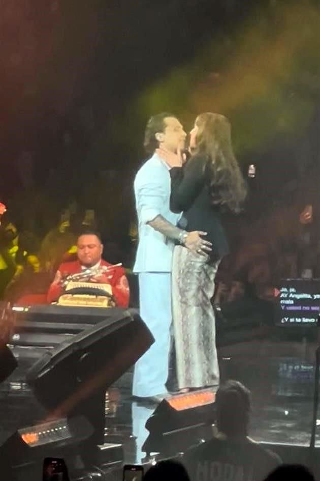 Angela Aguilar e Nodal encheram um ao outro de amor durante o show.