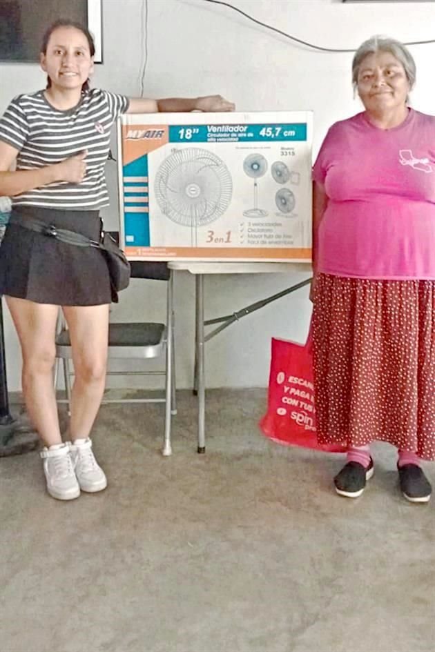 Elena Balderas (izq.) con doña Antonia Sixto, una de las vecinas beneficiadas con un abanico de pedestal hace unas semanas.