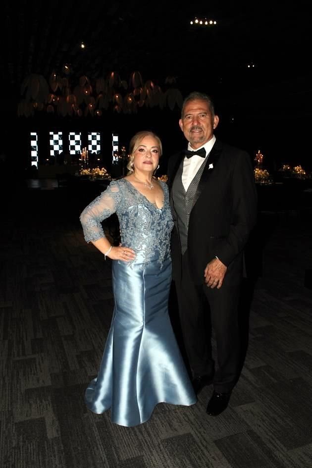Papás del novio: Hilda Maricela Jáuregui Casas e Isidoro González Zepeda