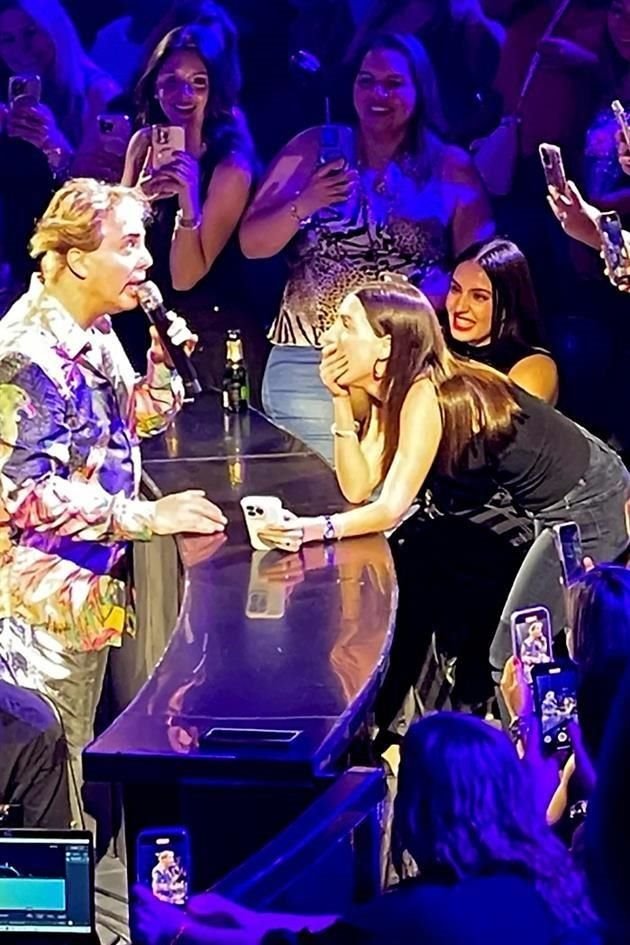 A Michelle Vega le cantó durante la canción 'Mañana, Mañana'.