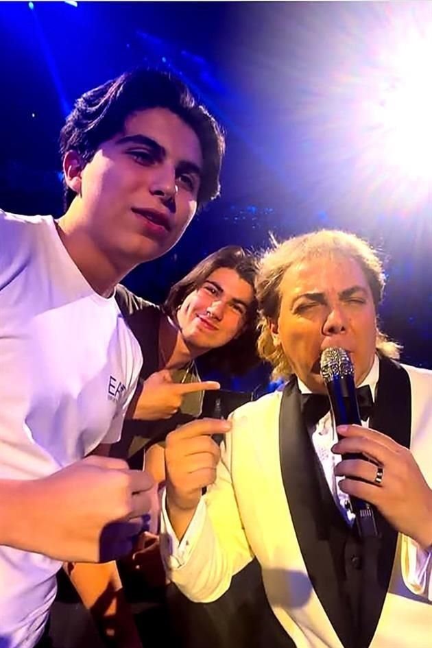 Roberto y Rafael Selem Barrera con el cantante