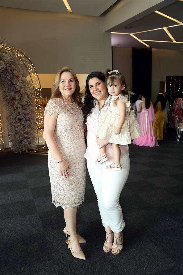 Rosario Rojas de Flores, Karina Flores y Alejandra Tamez