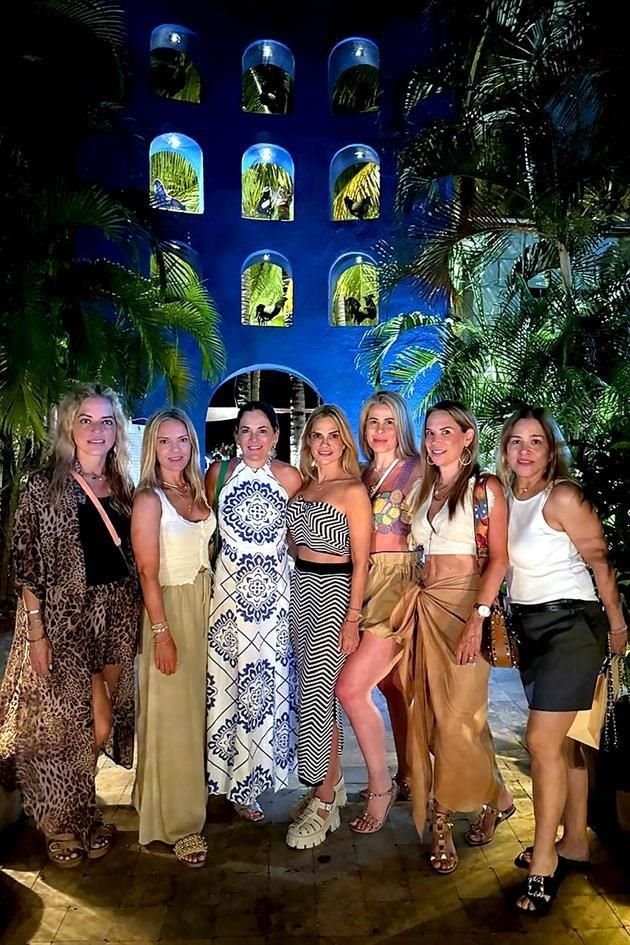Érika Manautou, Anna Carrillo, Alba Flores, Hérica Cortes, Mayela Garza, Marcela Lozano de Arcq y Lorena Díaz