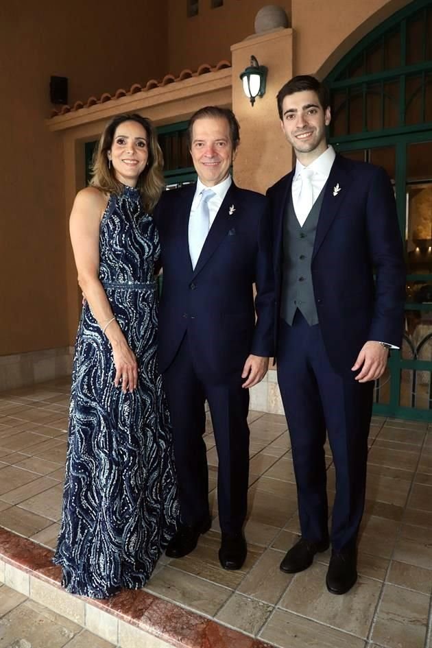 El novio con sus papás, Raquel Galván de González y José Arturo González Elizondo