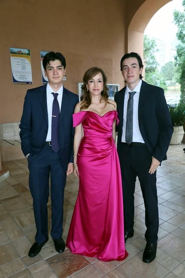 Adrián González, Mariana Garza de González y Ángel González