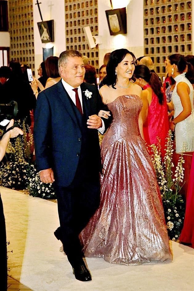 Luis Montemayor Benavides, papá del novio y Cecilia Garza Villagómez, mamá de la novia