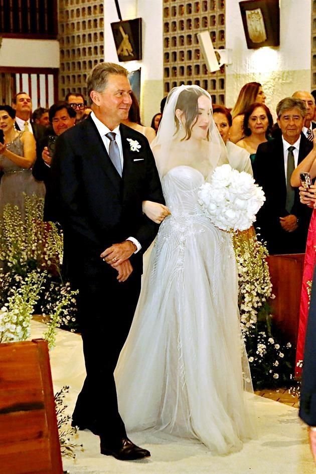 La novia del brazo de su papá, Humberto Garza Domínguez