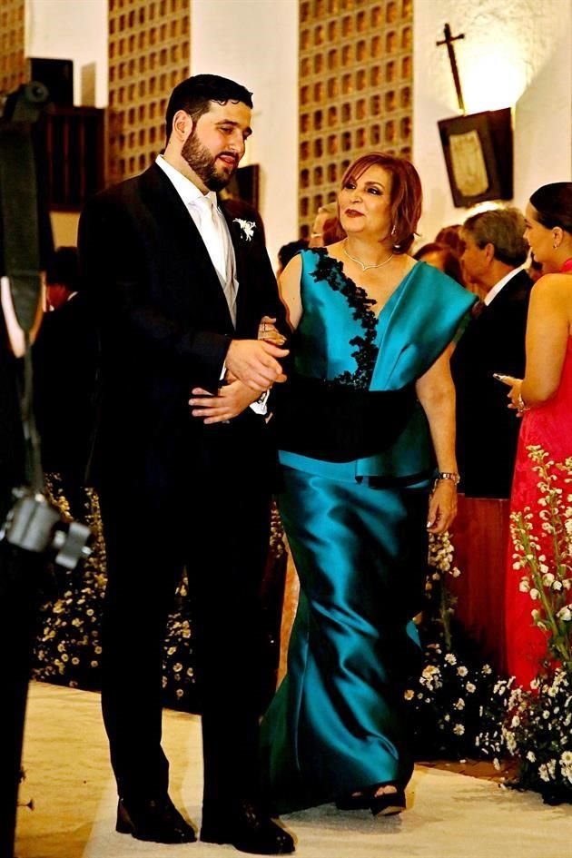 El novio con su mamá, Patricia Salinas Chávez