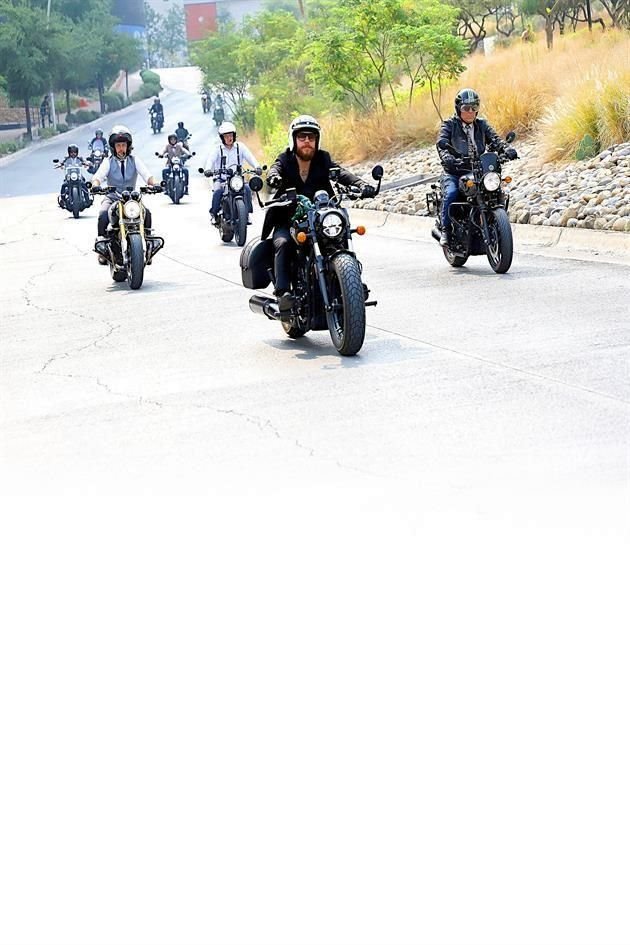 Grupo de motociclistas durante el recorrido