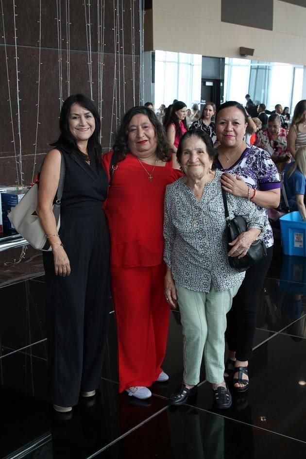Gloria de León, Angélica de León, Alicia García y Erika de León