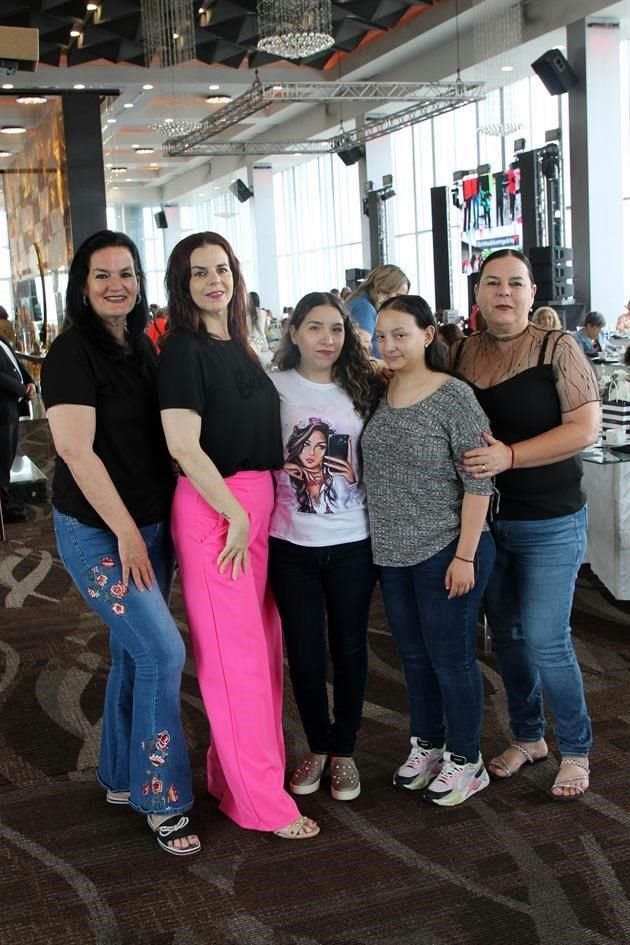 Mary Flores, Sonia Treviño, Karla Sauceda, Alondra Garza y Betty Flores