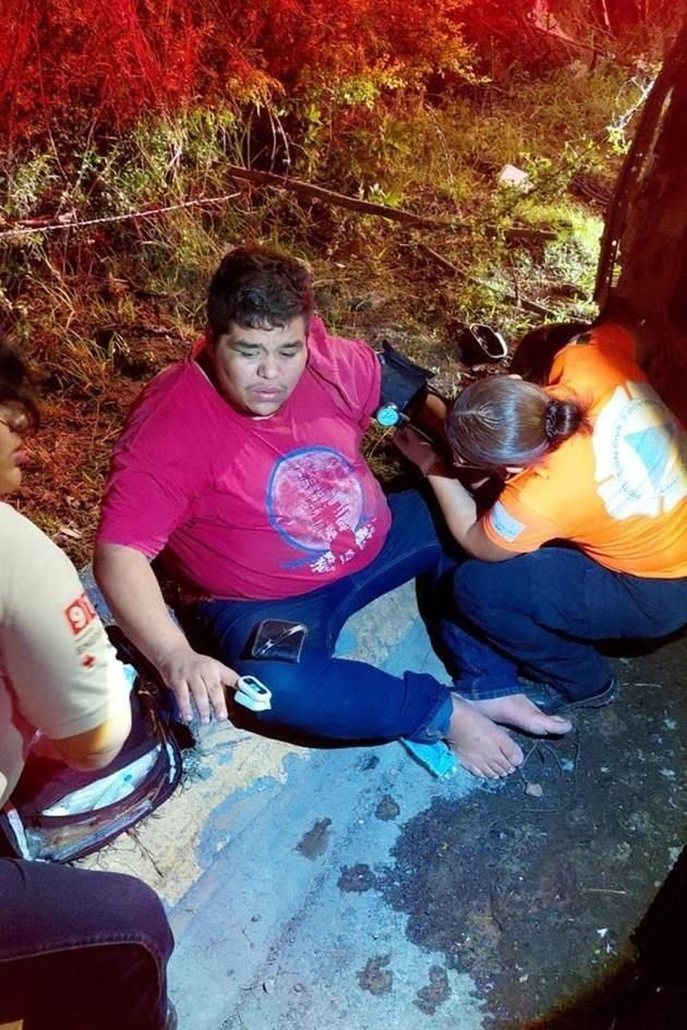 Jonathan Hernández, de 37 años, conductor del Nissan March blanco, también fue atendido en el nosocomio, dónde quedó con custodia policiaca.