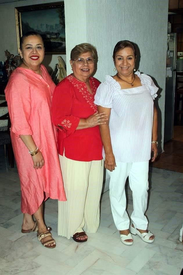Mireya Arellano, Aurroa Guerrero y Elvia Rosales