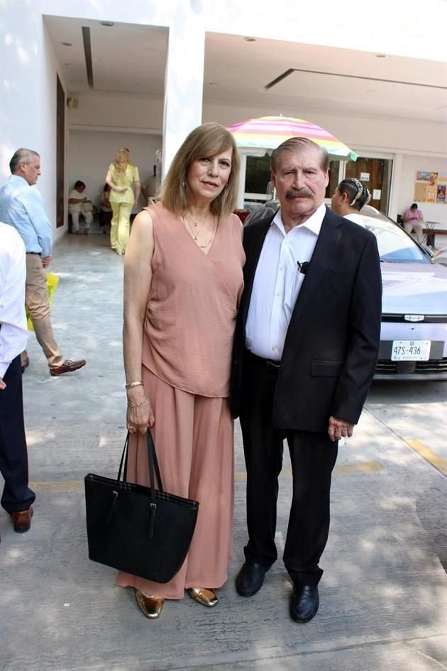 Alma Leticia Vázquez de Chapa y César Javier Chapa