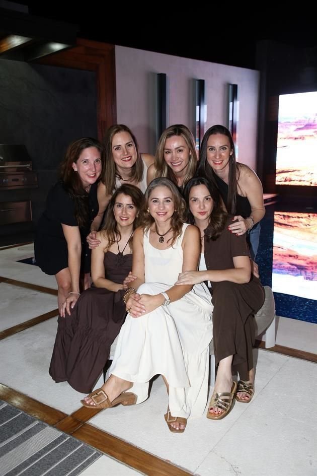 Caty Villarreal, Victoria Garza, Karla Villarreal, Mónica González, Gaby González, Delia Álvarez de González y Thanya González