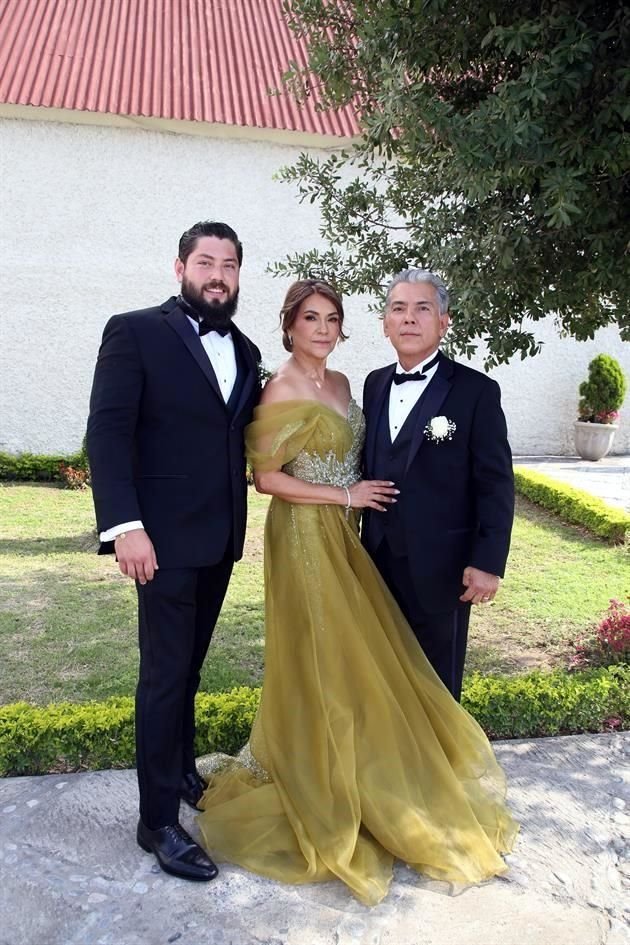 Roberto Novoa Saldívar, María Esther Saldívar Parás y Roberto Novoa Cedillo