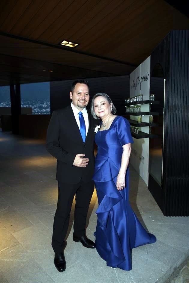 Gilberto Reyes Garza y Yolanda Garza de Reyes, mamá de la novia