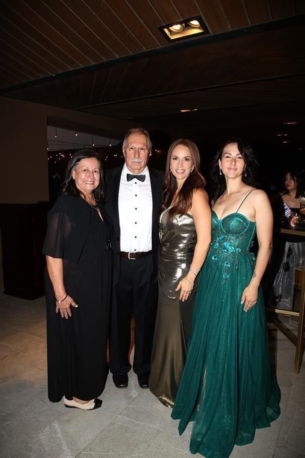 Socorro Carrales de Reyes, Alejandro Reyes, Katy Reyes de Frías y Alejandra Reyes