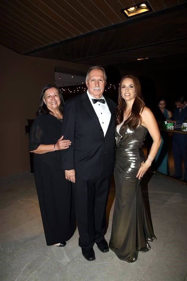 Socorro Carrales de Reyes, Alejandro Reyes y Katy Reyes de Frías