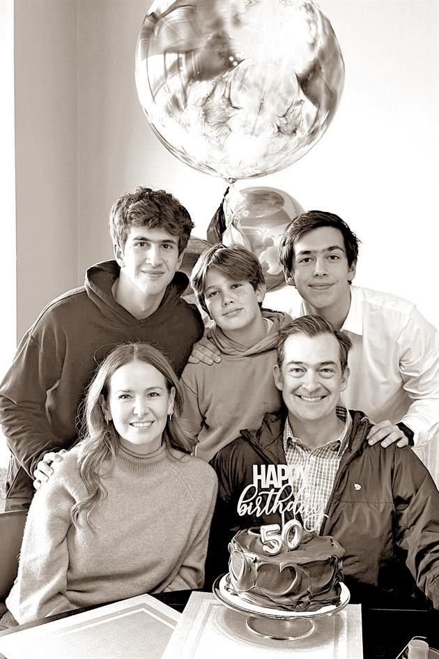 FESTEJANDO SUS 50 AÑOS. Con su esposa Conchita Ulloa de Odriozola y sus hijos Pablo, Jorge y Eugenio