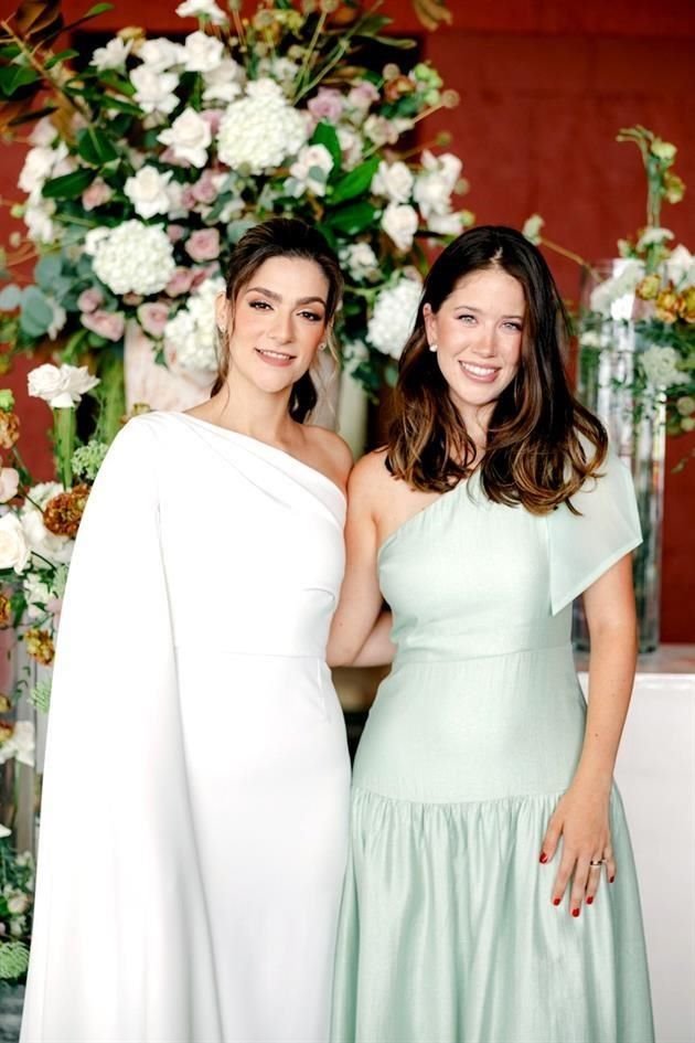 Con su cuñada, Alana de Miquel de Fernández