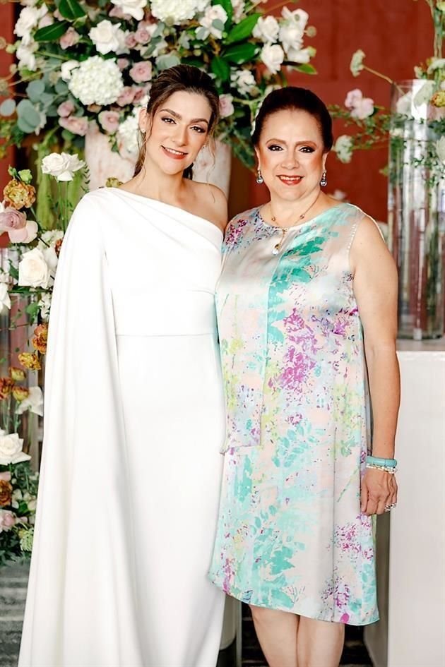 Con su suegra, Marcela Morales de Martínez