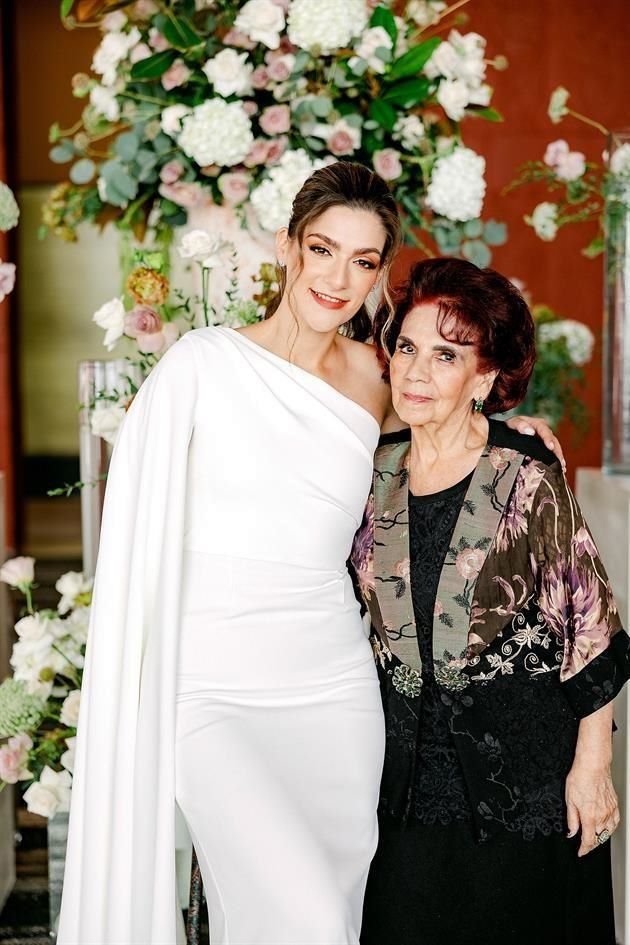 Con su abuelita, Elidé Torre de Hernández