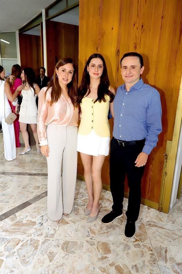 Mayra Peña, Gabriela Guerra y Mauricio Guerra