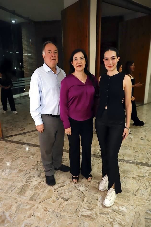 Rafael Ortiz, Patricia Llovera de Ortiz y Regina Ortiz