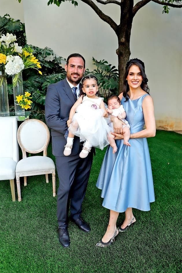 Virgilio Garza y Mayela Marcos de Garza con sus hijos Mayela y Virgilio