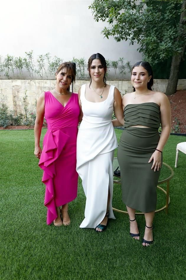 Myriam Guajardo de Garza, la novia y Eugenia Rangel