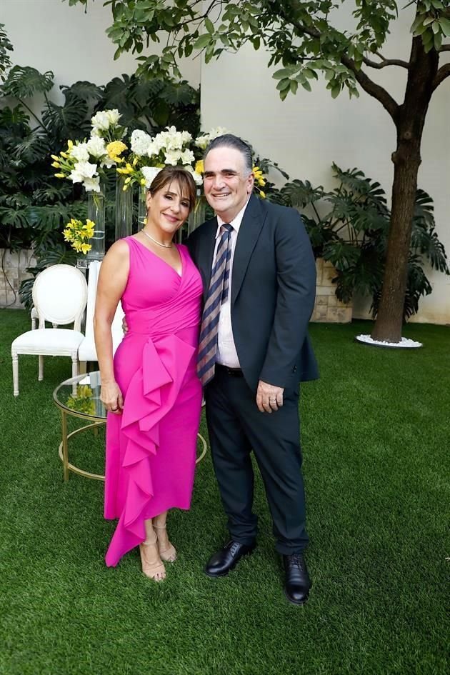 Myriam Guajardo de Garza y Virgilio Garza Treviño, papás de la novia
