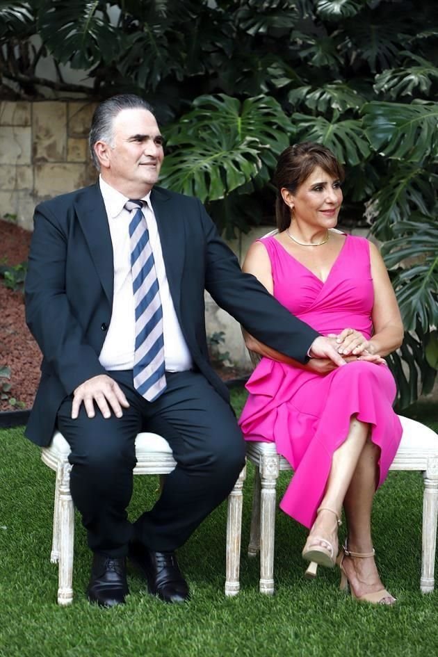 Virgilio Garza Treviño y Myriam Guajardo de Garza, papás de la novia